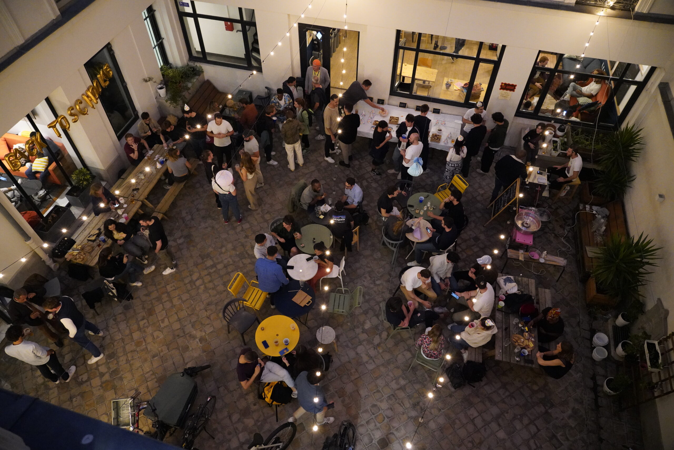 Cour de Schoolab Saint-Lazare de nuit pendant événement