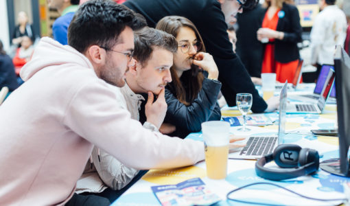 entrepreneur entrepreneuse start up est intimidante. On se pose mille questions, à commencer par : “par où je commence pour lancer ma startup ?”, “je suis seul.e, dois-je m'entourer d'une équipe ?”, "lancer sa startup tout en étant étudiant.e, est-ce une bonne idée?", “dois-je me faire accompagner par un incubateur ou un accélérateur ?", “comment puis-je trouver du financement idée d'entreprise